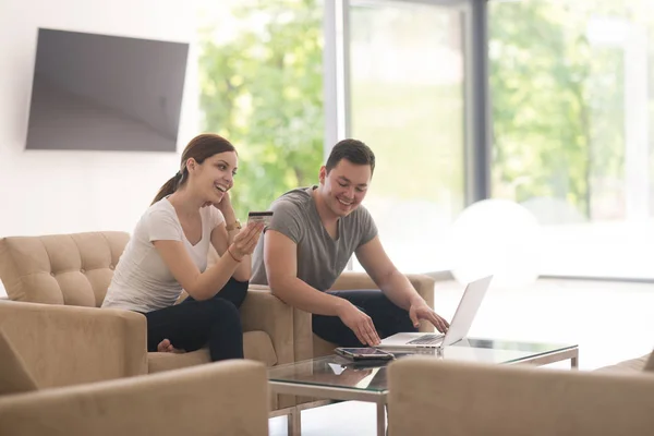 Feliz pareja joven comprar en línea — Foto de Stock