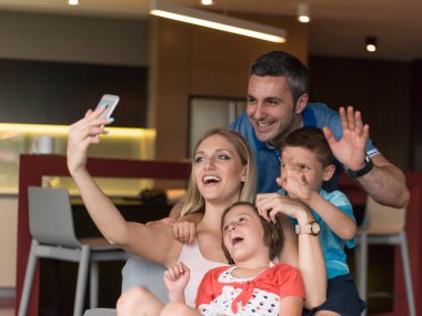 Aile evde eğleniyor.