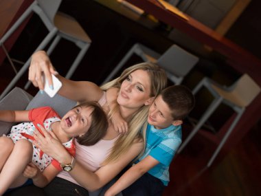 Aile evde eğleniyor.
