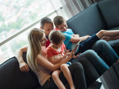 Genç cuple çocuklar ile vakit