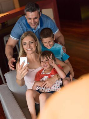 Aile evde eğleniyor.