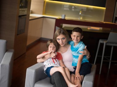Genç aile gelecek planları yapmak için bir Tablet kullanma