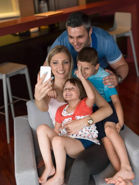 Família se divertindo em casa — Fotografia de Stock