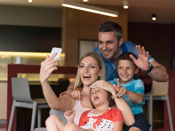 Famiglia divertirsi a casa — Foto Stock