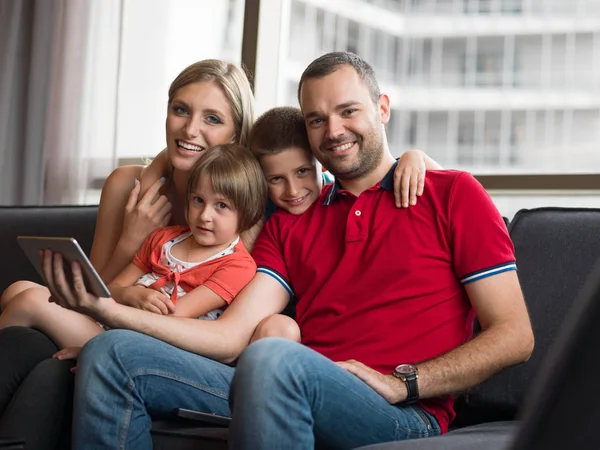 Unga cuple spendera tid med barnen — Stockfoto