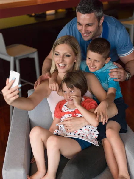 Familia divirtiéndose en casa —  Fotos de Stock