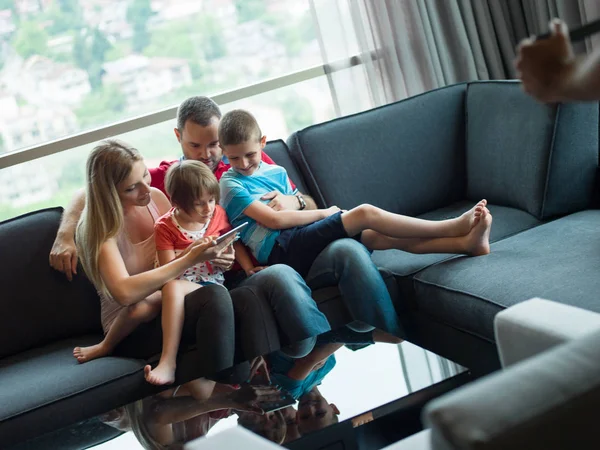 Jeune cuple passer du temps avec les enfants — Photo