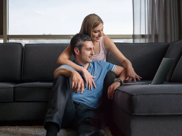 Attractive Couple Using A Laptop on couch — Stock Photo, Image