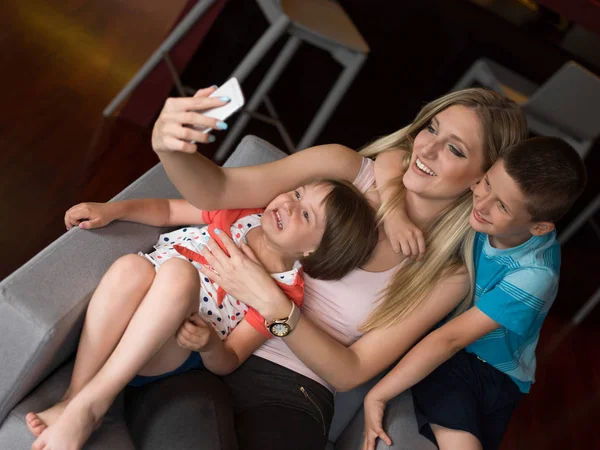 Familie hebben plezier thuis — Stockfoto