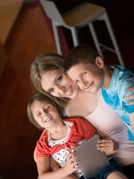 Jong gezin met behulp van een Tablet te maken plannen voor de toekomst — Stockfoto