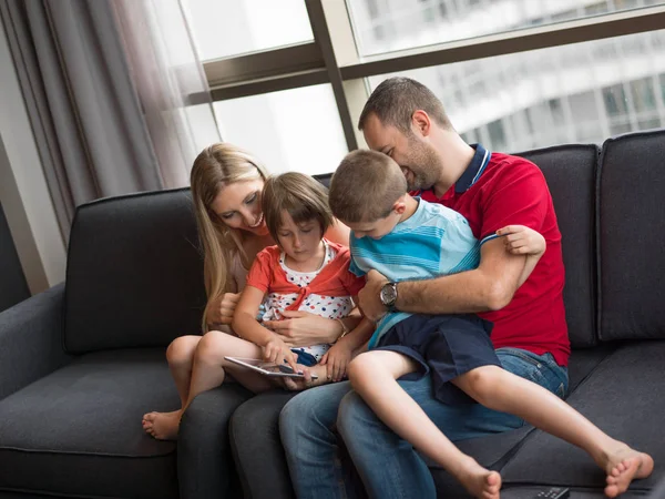 Junges Paar verbringt Zeit mit Kindern — Stockfoto