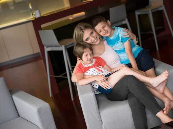 Familia joven usando una tableta para hacer planes futuros — Foto de Stock