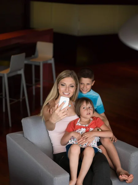 Família se divertindo em casa — Fotografia de Stock