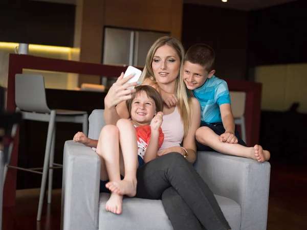 ครอบครัวมีความสุขที่บ้าน — ภาพถ่ายสต็อก