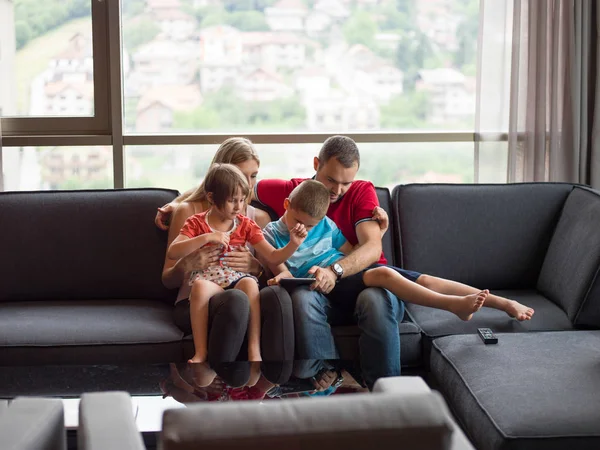 Junges Paar verbringt Zeit mit Kindern — Stockfoto