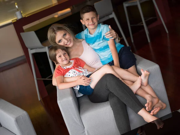 Young Family Using A Tablet To Make Future Plans — Stock Photo, Image