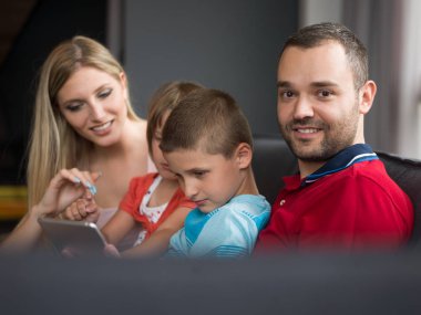 Genç cuple çocuklar ile vakit