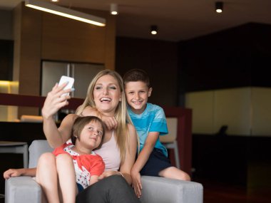 Aile evde eğleniyor.