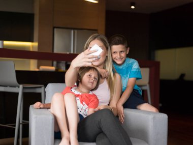 Aile evde eğleniyor.