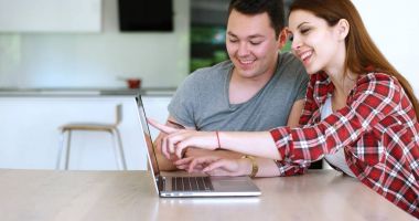 Çift kullanarak dizüstü için Shop Online modern daire