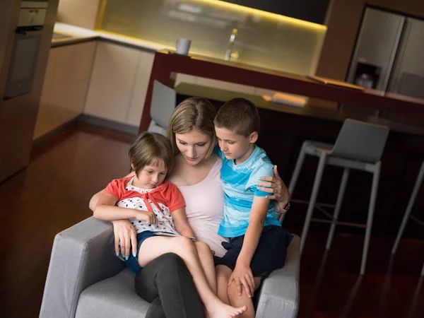 Família jovem usando um comprimido para fazer planos futuros — Fotografia de Stock