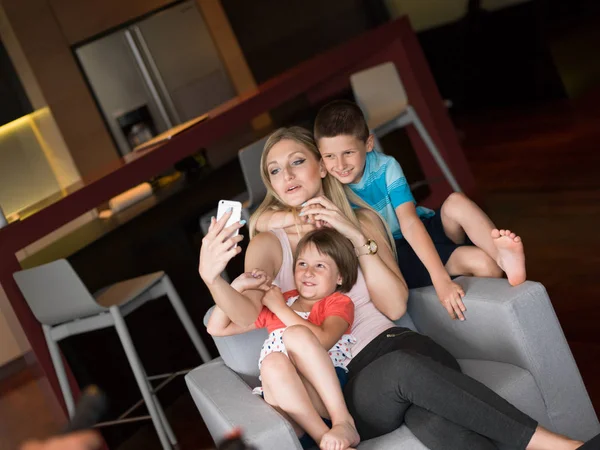 Familia divirtiéndose en casa — Foto de Stock