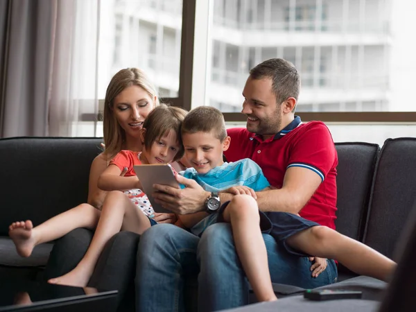 Jeune cuple passer du temps avec les enfants — Photo