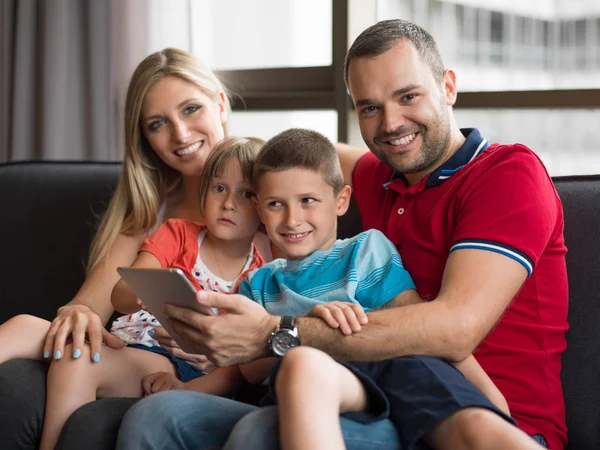 Unga cuple spendera tid med barnen — Stockfoto