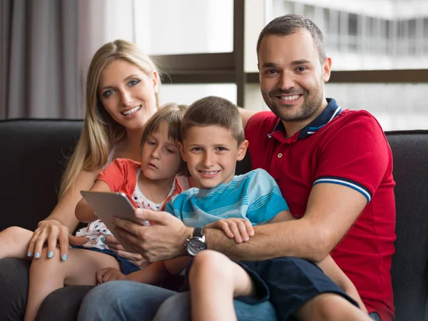 Joven pareja pasando tiempo con niños — Foto de Stock