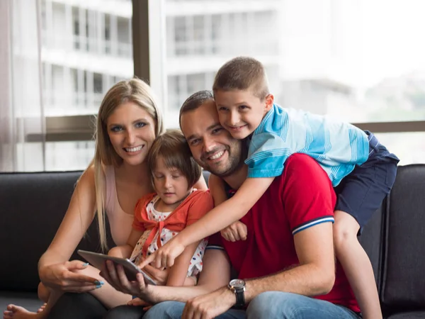 Joven pareja pasando tiempo con niños — Foto de Stock