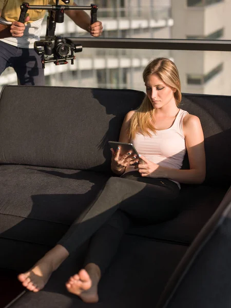 Frau mit Tablet auf Couch zu Hause — Stockfoto