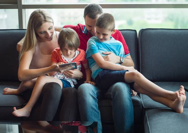 Jonge cuple tijd doorbrengen met kinderen — Stockfoto