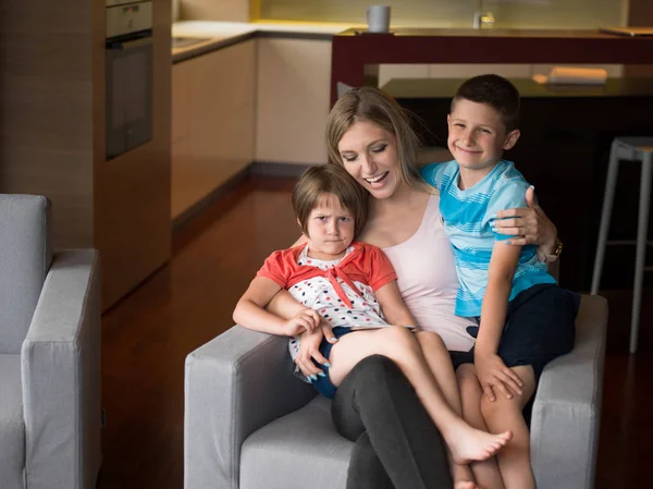 Família jovem usando um comprimido para fazer planos futuros — Fotografia de Stock