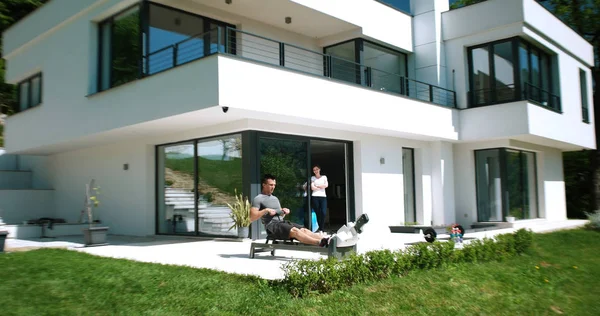 Homem Trabalhando Máquina Fileira Frente Casa — Fotografia de Stock