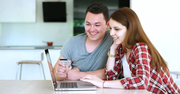 Paar met behulp van Laptop To Shop Online in modern appartement — Stockfoto