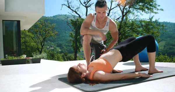 Paar doen Stretching oefeningen samen — Stockfoto
