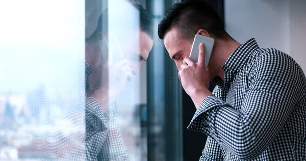 Uomo d'affari che parla sul cellulare — Foto Stock