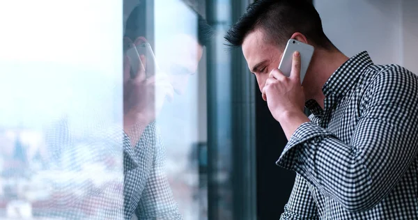 Uomo d'affari che parla sul cellulare — Foto Stock