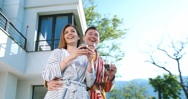 Tomar café en la terraza de la villa por la mañana — Foto de Stock