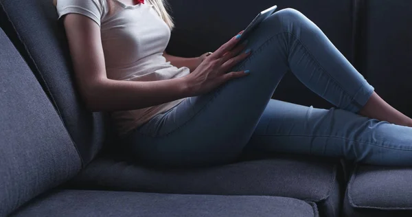 Vrouw met behulp van Tablet PC in mooi appartement — Stockfoto