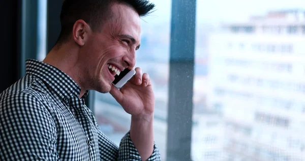 Geschäftsmann telefoniert mit Handy — Stockfoto