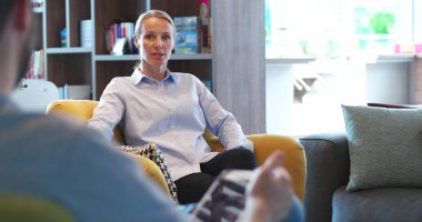 Bir grup iş adamı ofiste iş planlarını tartışıyor.