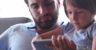 Baba kız Tablet modern daire içinde kullanma