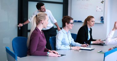 Modern Ofiste İş Ortakları Toplantısı