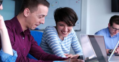 Bir grup iş adamı ofiste iş planlarını tartışıyor.