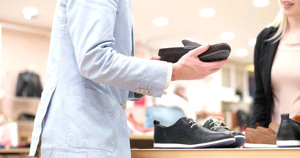 Człowiek wybiera buty sklep obuwniczy — Zdjęcie stockowe