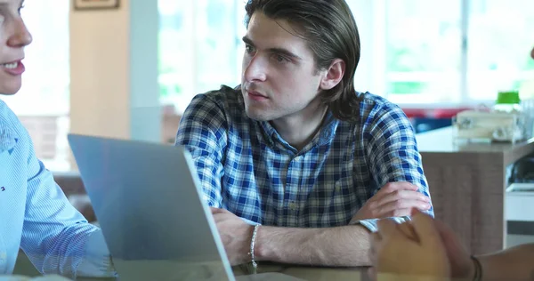 Groep Van Zakenmensen Bespreken Businessplan Het Kantoor — Stockfoto