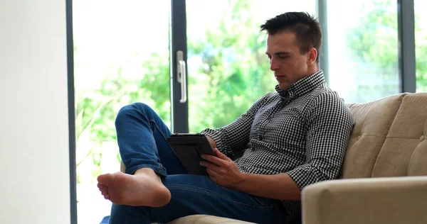 Homem Relaxando Sofá Villa Luxo Usando Tablet — Fotografia de Stock