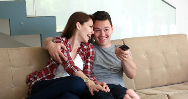 Young Couple Watching Tv at villa — Stock Photo, Image