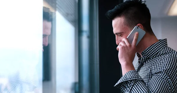 Geschäftsmann telefoniert mit Handy — Stockfoto